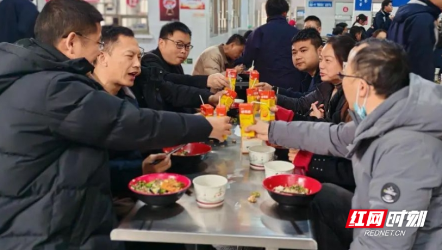 香港二四六天空彩资料,武汉为李德仁院士颁发奖金800万元,最新核心解答落实_升级版V9.23